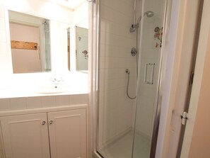 Hair dryer, towels - Ski-In/Ski-Out Family Apt for 4 with Parking & WiFi - Montgenèvre (Montgenèvre)
