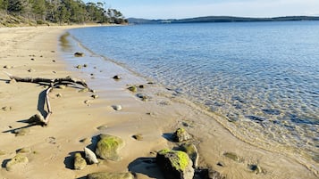 Na praia, espreguiçadeiras, toalhas de praia 