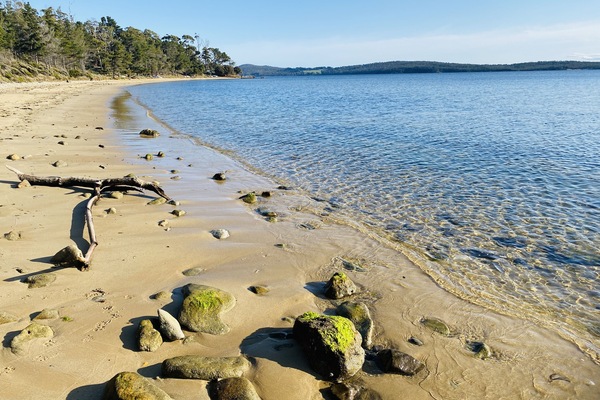 Rannalla, aurinkotuoleja, rantapyyhkeitä