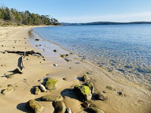 Rannalla, aurinkotuoleja, rantapyyhkeitä