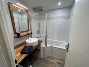 Combined shower/tub, hair dryer, soap, toilet paper