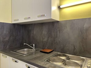 Kühlschrank, Mikrowelle, Ofen, Wasserkocher mit Kaffee-/Teezubehör