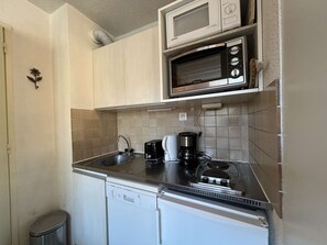 Microwave, stovetop, dishwasher, coffee/tea maker - Apartment Montgenèvre - 2 bedrooms, balcony, washing machine, TV (Montgenèvre)