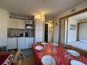 Een microgolfoven, een kookplaat, een vaatwasser