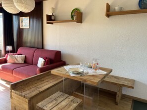 Interior - Cozy Ski Studio for 2 in Montgenèvre with Parking and Balcony (Montgenèvre)