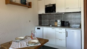 A compact kitchen with white cabinets, a microwave, and a coffee maker. - Cozy Ski Studio for 2 in Montgenèvre with Parking and Balcony (Montgenèvre)