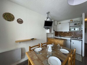 Fridge, dishwasher, coffee/tea maker, toaster - Cozy Studio for 4 in Montgenèvre with Balcony, Parking, and Mountain View (Montgenèvre)