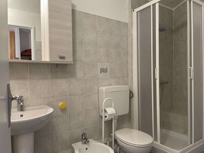 Bathroom - Cozy Studio for 4 in Montgenèvre with Balcony, Parking, and Mountain View (Montgenèvre)