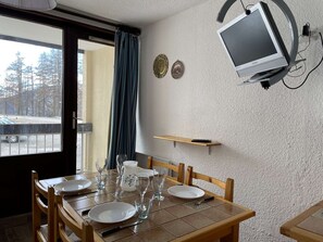 Dining - Cozy Studio for 4 in Montgenèvre with Balcony, Parking, and Mountain View (Montgenèvre)