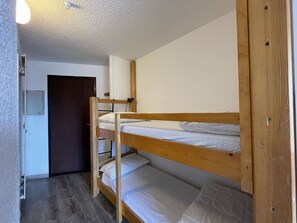 Room - Cozy Studio for 4 in Montgenèvre with Balcony, Parking, and Mountain View (Montgenèvre)