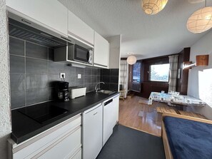 Réfrigérateur, micro-ondes, lave-vaisselle, cafetière/bouilloire