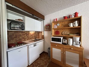 Réfrigérateur, micro-ondes, lave-vaisselle, cafetière/bouilloire