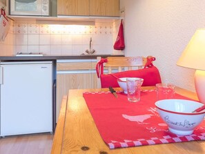 Kühlschrank, Mikrowelle, Ofen, Wasserkocher mit Kaffee-/Teezubehör