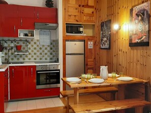 Fridge, microwave, oven, coffee/tea maker
