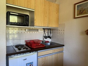 Fridge, oven, coffee/tea maker