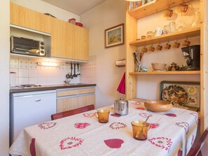 Fridge, oven, coffee/tea maker - Studio with balcony in Montgenèvre, pets allowed (Montgenèvre)
