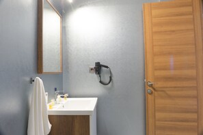 Camera Deluxe | Biancheria da letto di alta qualità, minibar, postazione laptop