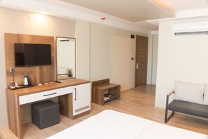 Habitación Deluxe | Ropa de cama de alta calidad y minibar