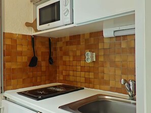 Réfrigérateur, micro-ondes, plaque de cuisson, cafetière/bouilloire