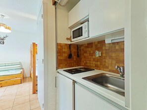 Réfrigérateur, micro-ondes, plaque de cuisson, cafetiÚre/bouilloire