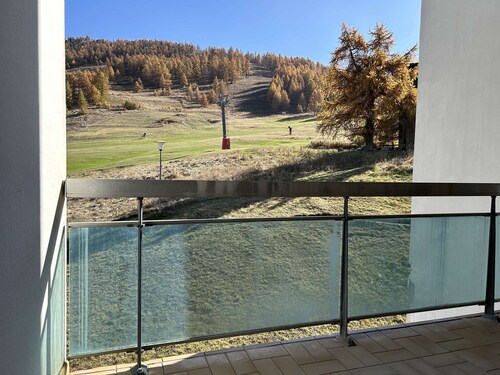 Ski-in/Ski-out 6 Pax Apartment, Montgenèvre with East Balconies and Modern Amenities