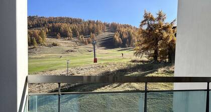Ski-in/Ski-out 6 Pax Apartment, Montgenèvre with East Balconies and Modern Amenities
