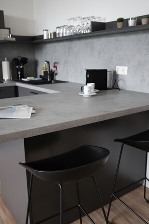 Premium Apartment, 2 Bedrooms (incl. 75€ Cleaning Fee) | Private kitchen | Fridge, microwave, oven, stovetop - aparthotel glück auf Düppelstrasse (Oberhausen)