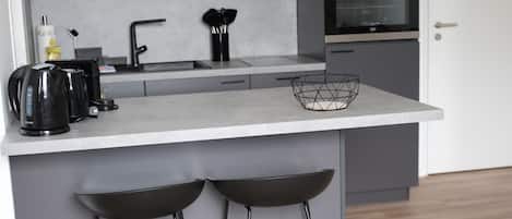 Departamento básico, 1 habitación (incl. 75€ Cleaning Fee) | Cocina privada | Refrigerador, microondas, horno y parrilla de estufa