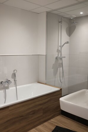 Lägenhet Premium - 2 sovrum (incl. 75€ Cleaning Fee) | Badrum | Dusch, hårtork, handdukar och toalettpapper