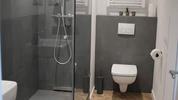 Basic-Apartment, 1 Schlafzimmer (incl. 75€ Cleaning Fee) | Badezimmer | Dusche, Haartrockner, Handtücher, Toilettenpapier