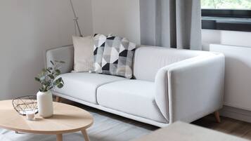 Classic-Apartment, 1 Schlafzimmer (incl. 75€ Cleaning Fee) | Wohnbereich | Flachbildfernseher