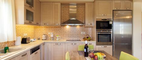 Réfrigérateur, four à micro-ondes, un four, surface de cuisson