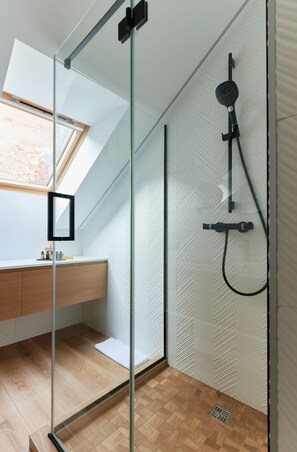 Douche, sĂšche-cheveux, serviettes fournies, savon