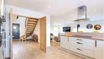 House | Private kitchen | Fridge, microwave, oven, stovetop