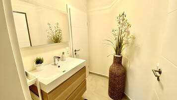 Kostenlose Toilettenartikel, Haartrockner, Handtücher, Toilettenpapier