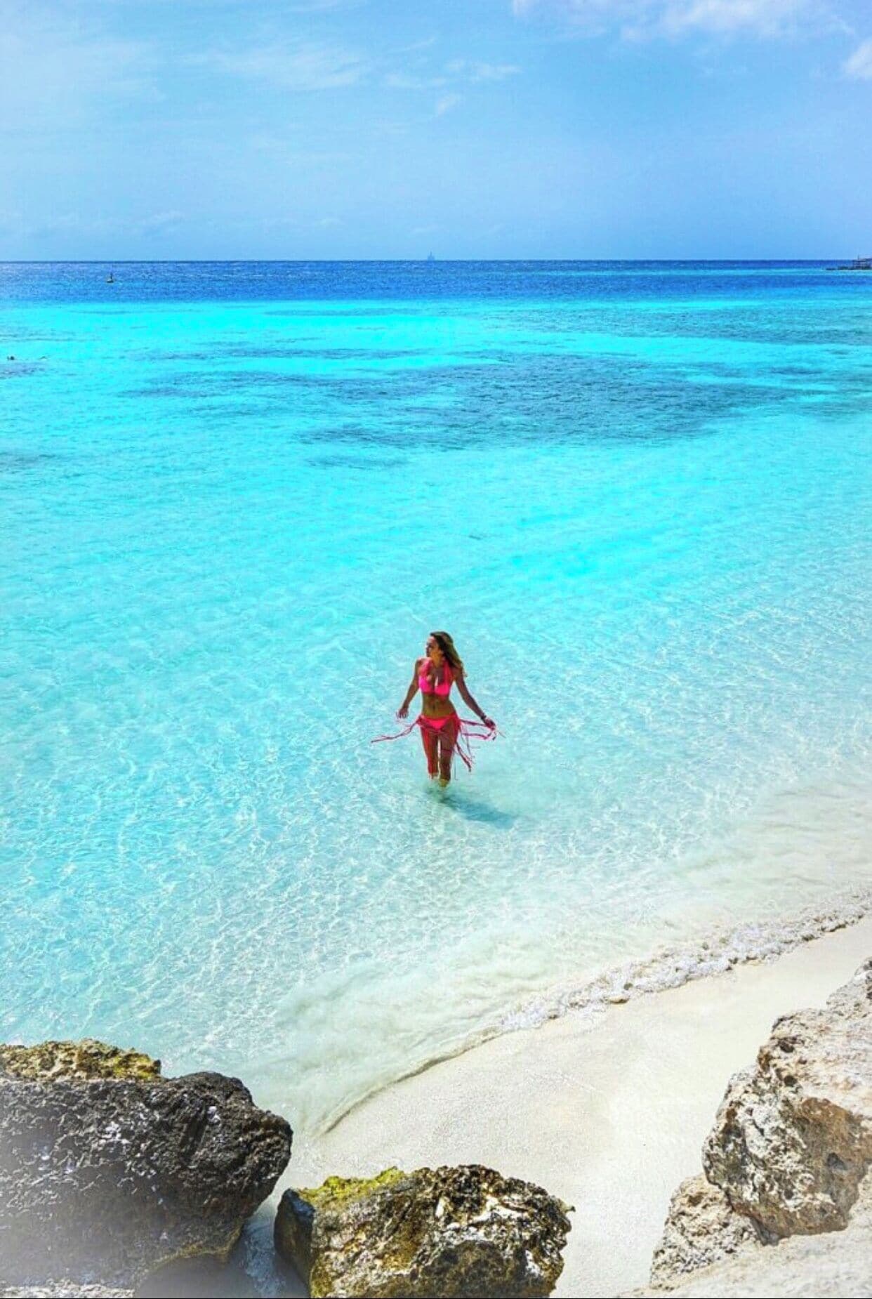 En la playa, camastros y toallas de playa 