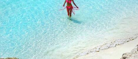 En la playa, camastros y toallas de playa