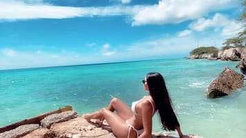 Plage, chaises longues, serviettes de plage