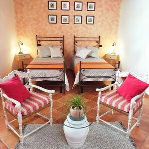 4 bedrooms, desk, iron/ironing board, free WiFi