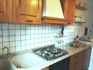 Een koelkast, een microgolfoven, een oven, een kookplaat