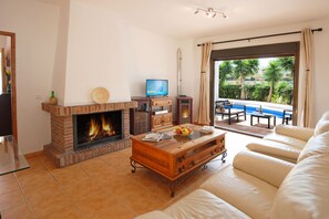 TV, caminetto, tavolo da ping pong, impianto stereo