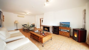 TV, lareira, mesa de pingue-pongue, aparelho de som