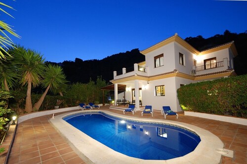  Villa Torcal 3, Heated pool , wifi, walk to bar! BBQ, Petfriendly