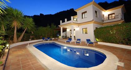 Villa Torcal 3, Heated pool , wifi, walk to bar! BBQ, Petfriendly