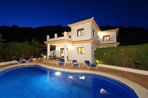  Villa Torcal 3, Heated pool , wifi, walk to bar! BBQ, Petfriendly