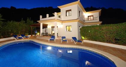 Villa Torcal 3, Heated pool , wifi, walk to bar! BBQ, Petfriendly