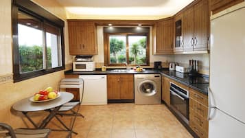 Een koelkast, een magnetron, een oven, een kookplaat