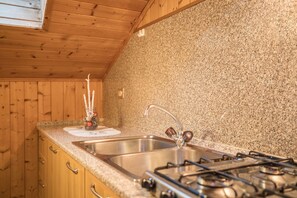 Fridge, stovetop, electric kettle, high chair - Holiday at Farmyard Rosshof - Attic Apartment Mansardato with Wi-Fi and Balcony (San Martino in Badia)