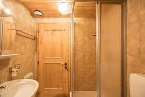 Een douche, handdoeken