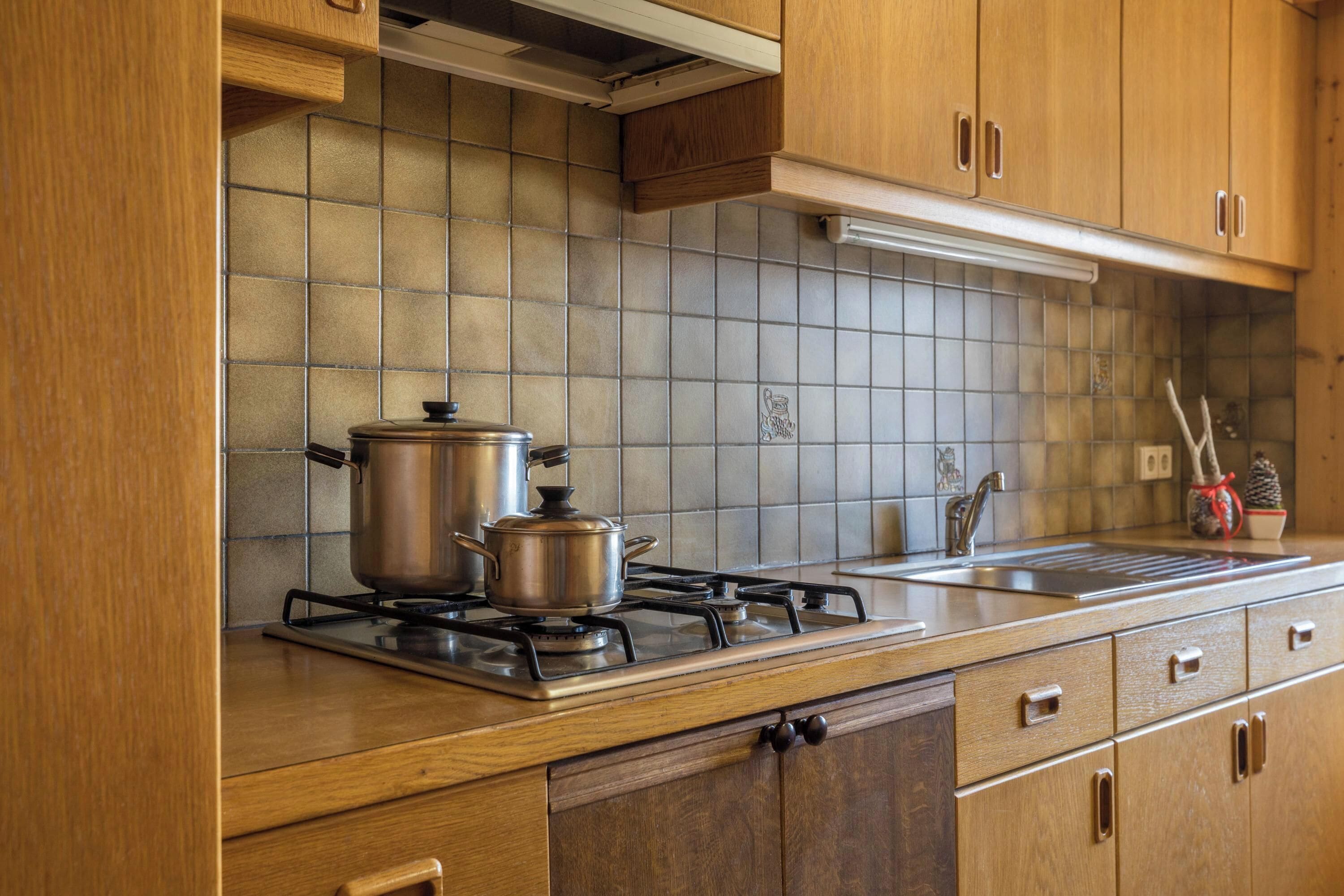 Kühlschrank, Herdplatte, Wasserkocher mit Kaffee-/Teezubehör